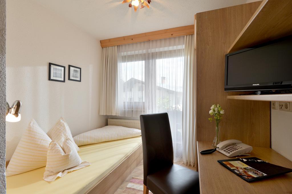 Hotel Theresia Garni Sankt Johann in Tirol Room photo