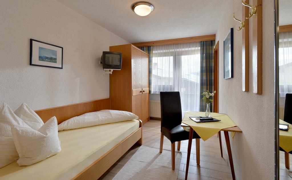 Hotel Theresia Garni Sankt Johann in Tirol Room photo